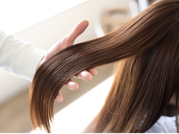 クセ毛悩みを解消したい！縮毛矯正とストレートパーマ、どちらが正解？