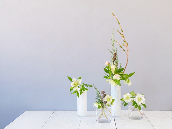 クリスマスローズの飾り方3： 季節の植物をプラス