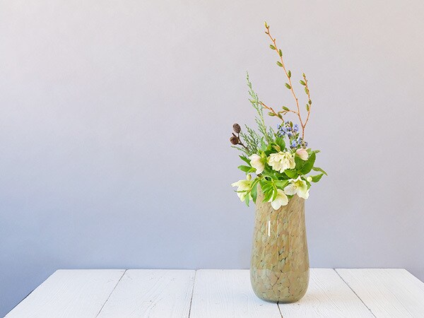 クリスマスローズの飾り方3： 季節の植物をプラス