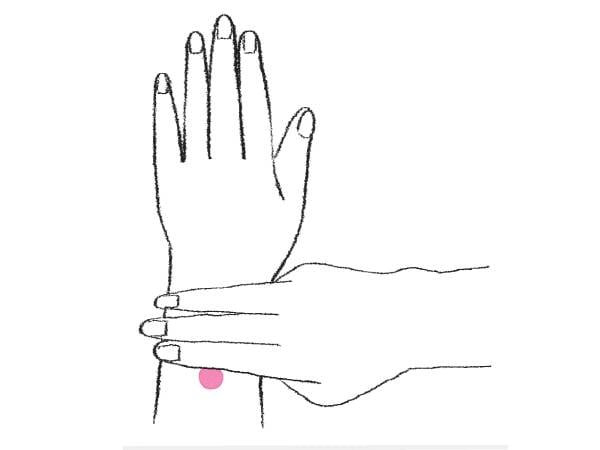 押すだけで落ち着く！鍼灸師直伝「お守りツボ」の押し方