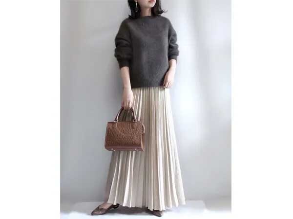 プリーツスカート：縦ラインで下半身がスッキリ見え！