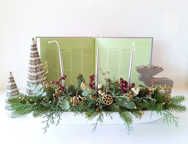 細長い器を使ったシックなセンターピース