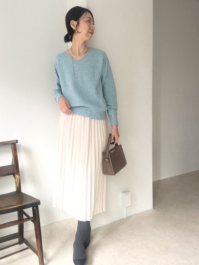 コートの中はきれい色＆白スカートで明るく