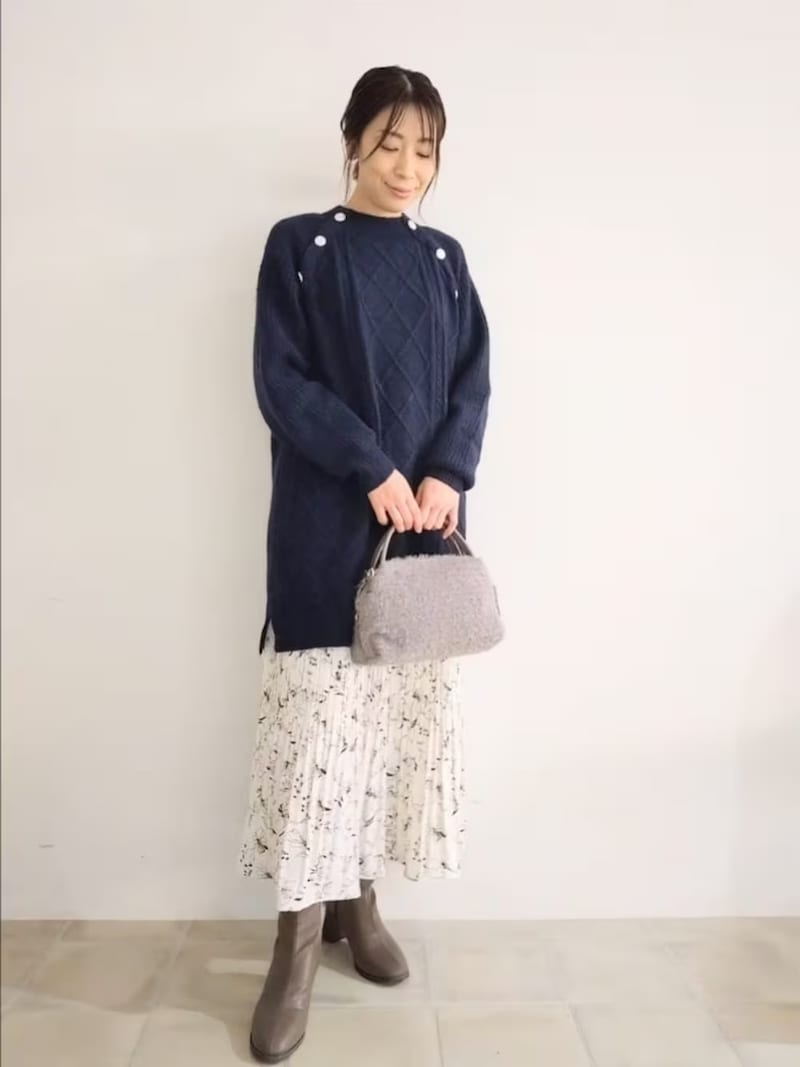 花柄のスカートで軽やかさをプラス