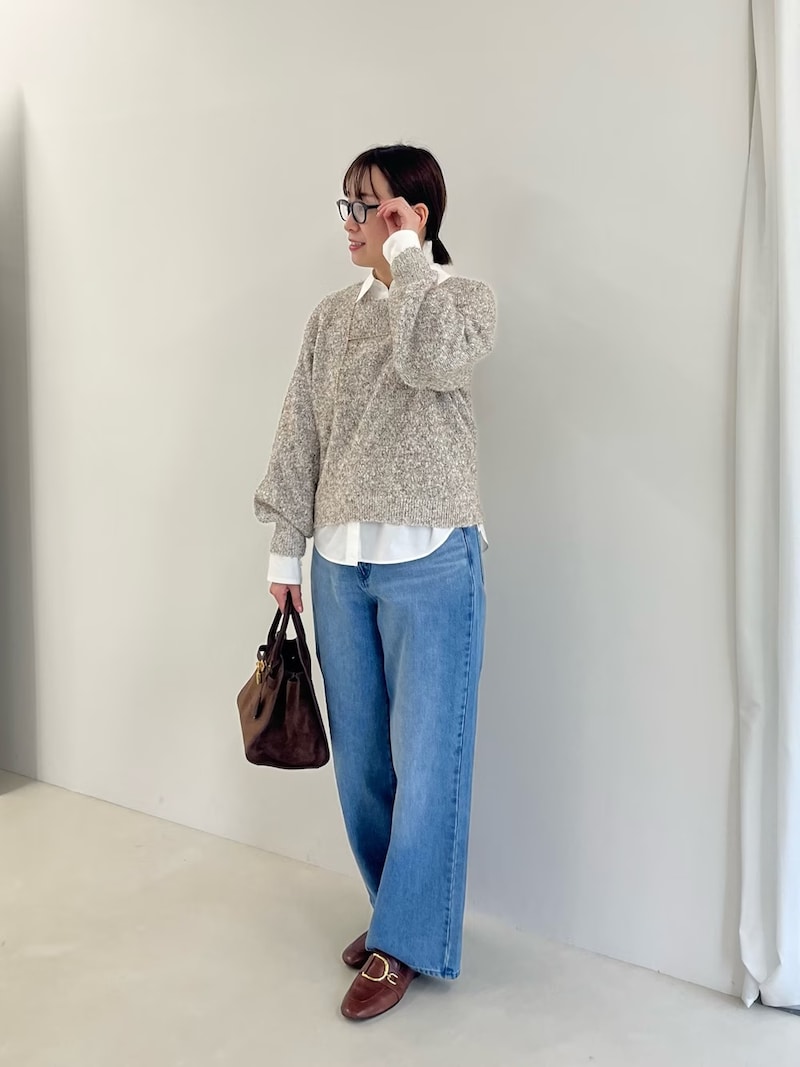 ショート丈ニット＆白シャツで脚長効果を