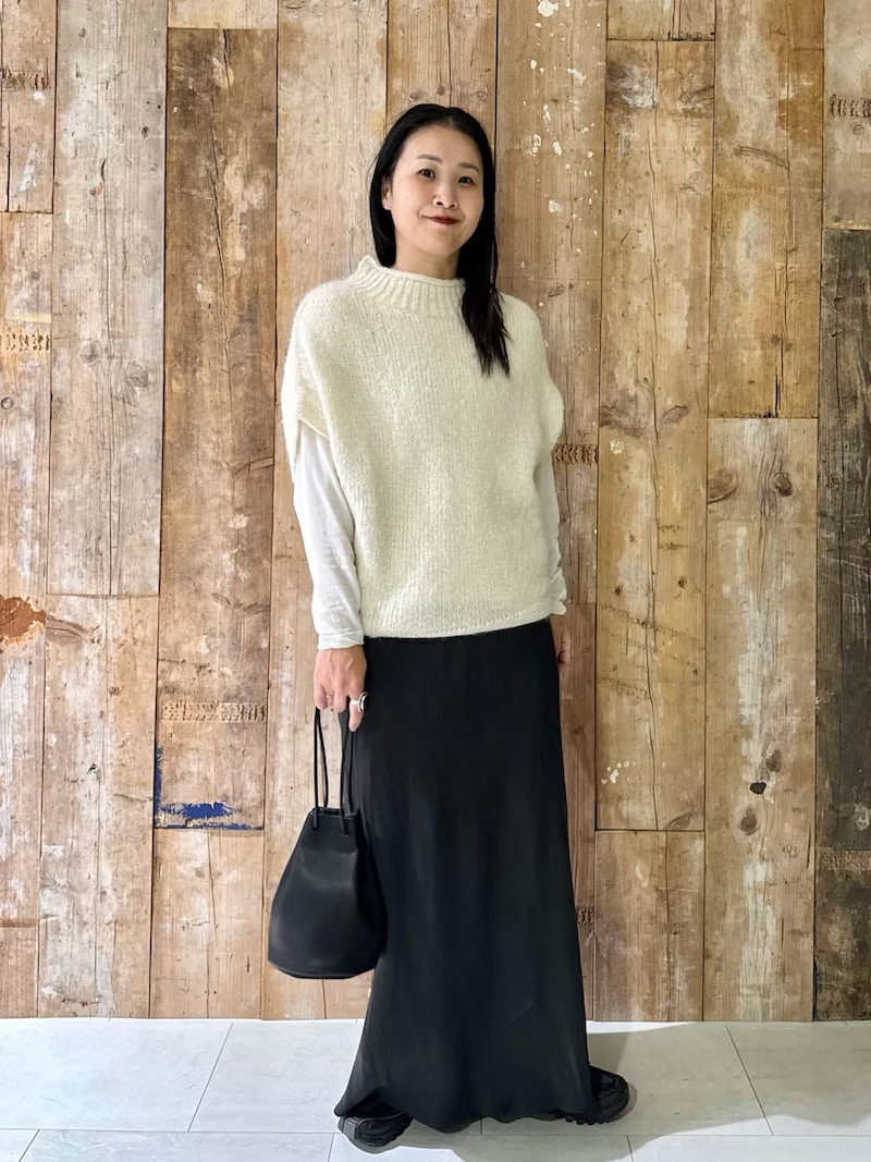 ニットベストで袖まわりをスリムに整えて