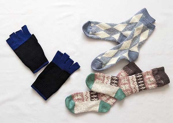 ツートンカラーの手袋と柄物ソックス