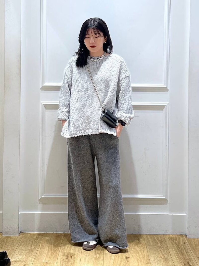 ライトグレーのゆるニットで抜け感を