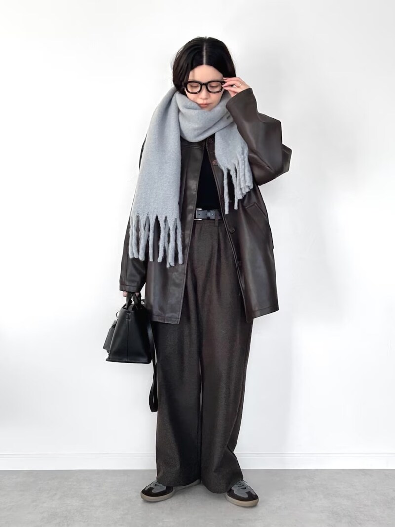 洋服に溶け込むくすみブルーをざっくり巻いて