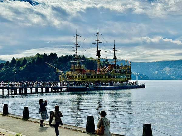 外国人観光客にも人気！バスで芦ノ湖へ