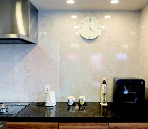 調理台はギャラリー。キッチンアイテムは見た目重視で