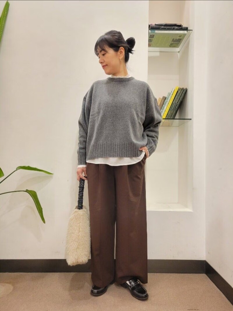 旬カラーのブラウンパンツでこなれ見え