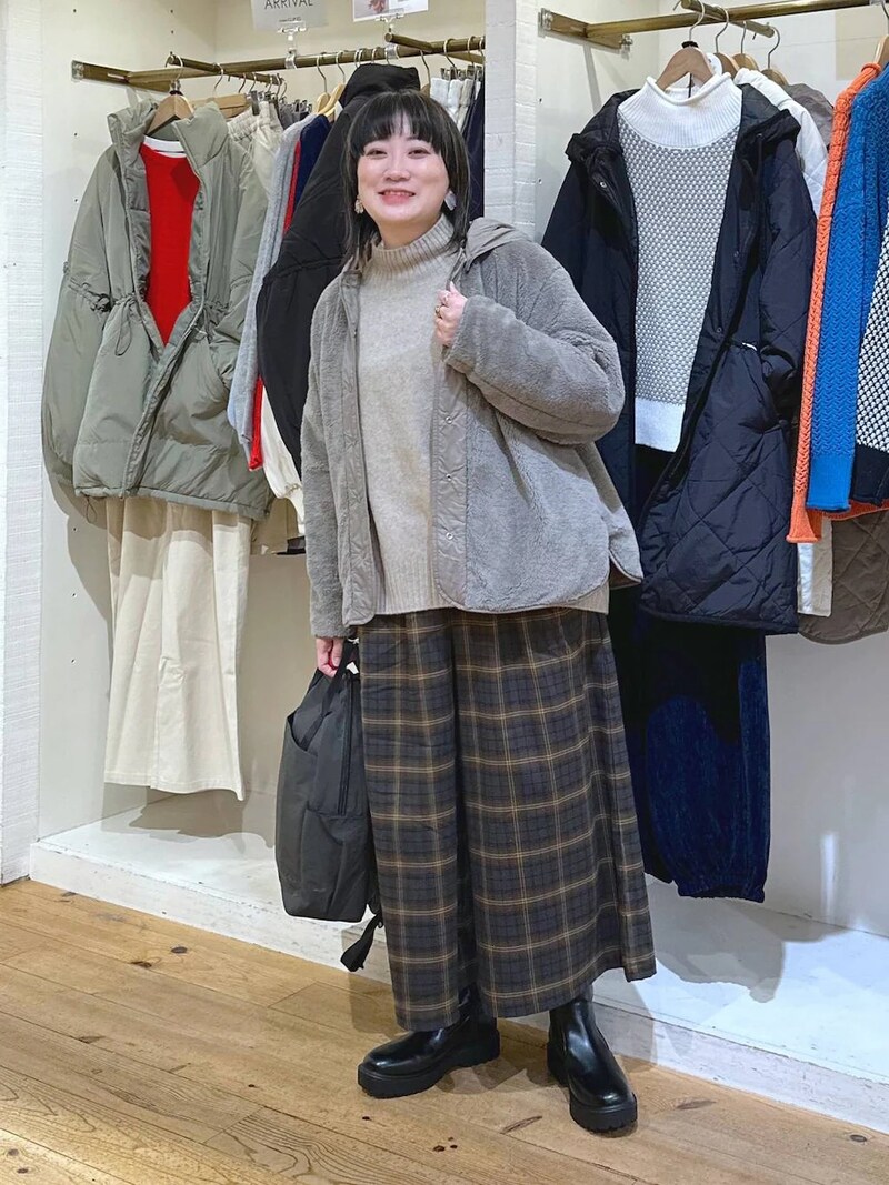 チェックのワイドパンツで雰囲気を変えて