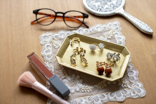 テンプル×耳元アクセサリーの組み合わせでおしゃれ上級者に