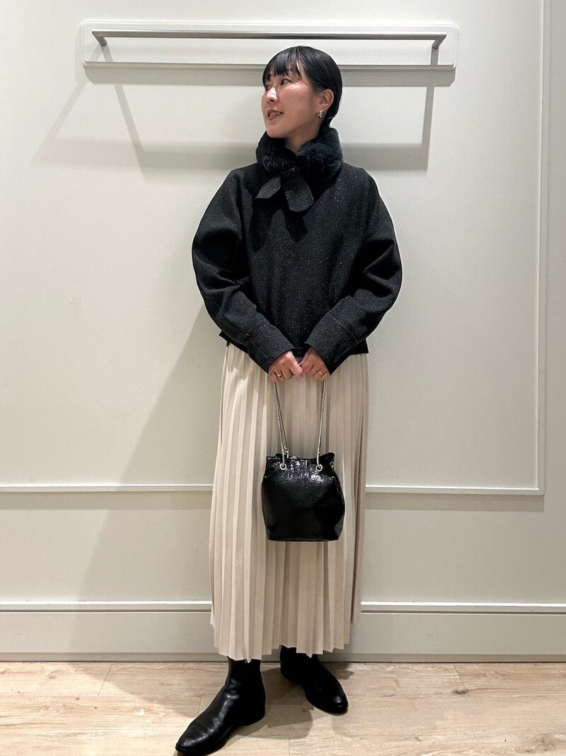 揺れ感のあるプリーツスカートで華やかに