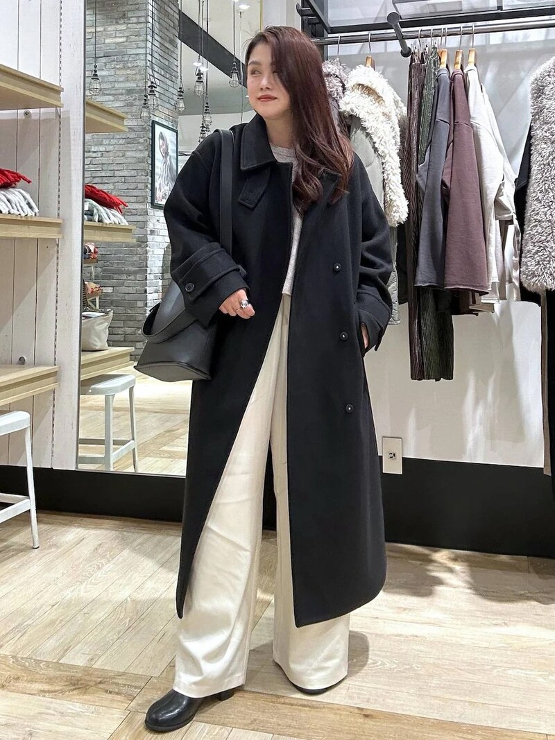 黒のロングコートで縦長ラインを強調