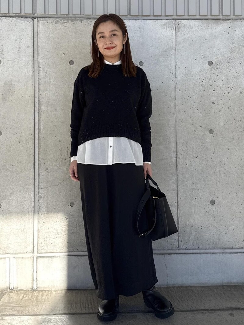 インナーの白シャツでメリハリアップ