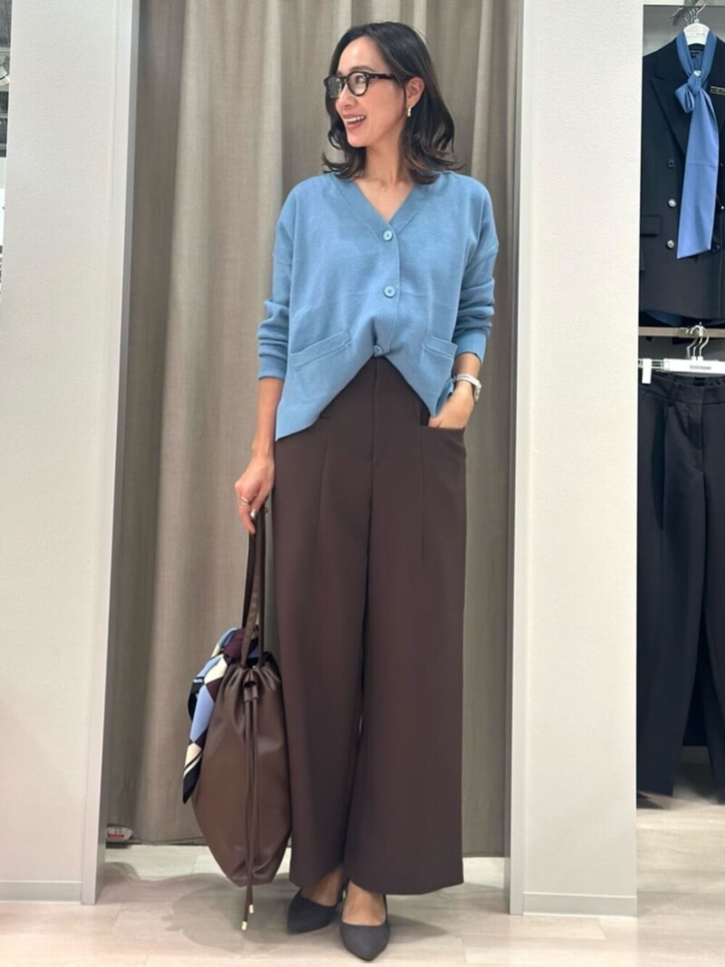 ブルーのVネックカーデ＆ブラウンで知的に