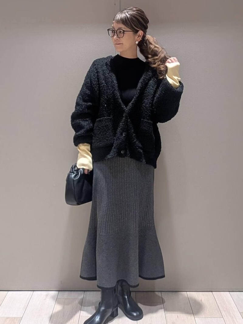 デザインの入ったニットスカートでおしゃれ見え