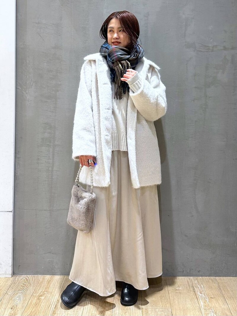 サテン素材とニットの組み合わせでメリハリを