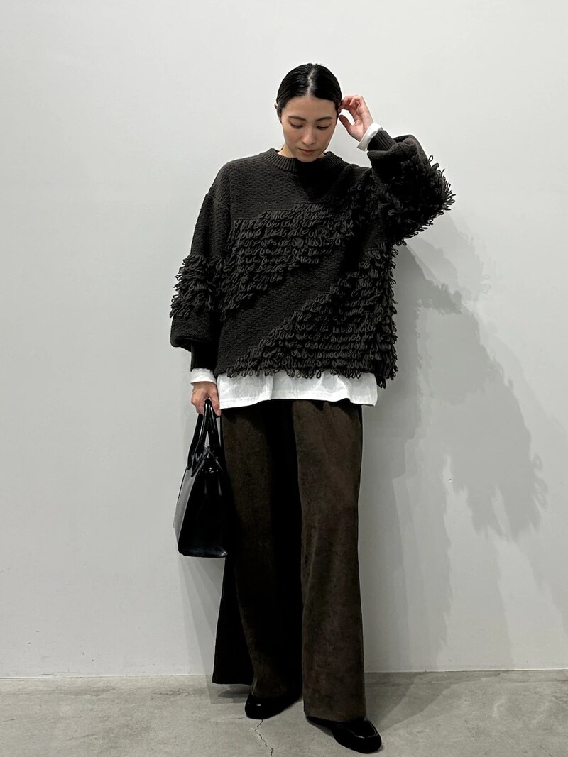 ワイドパンツはトレンドのブラウンを