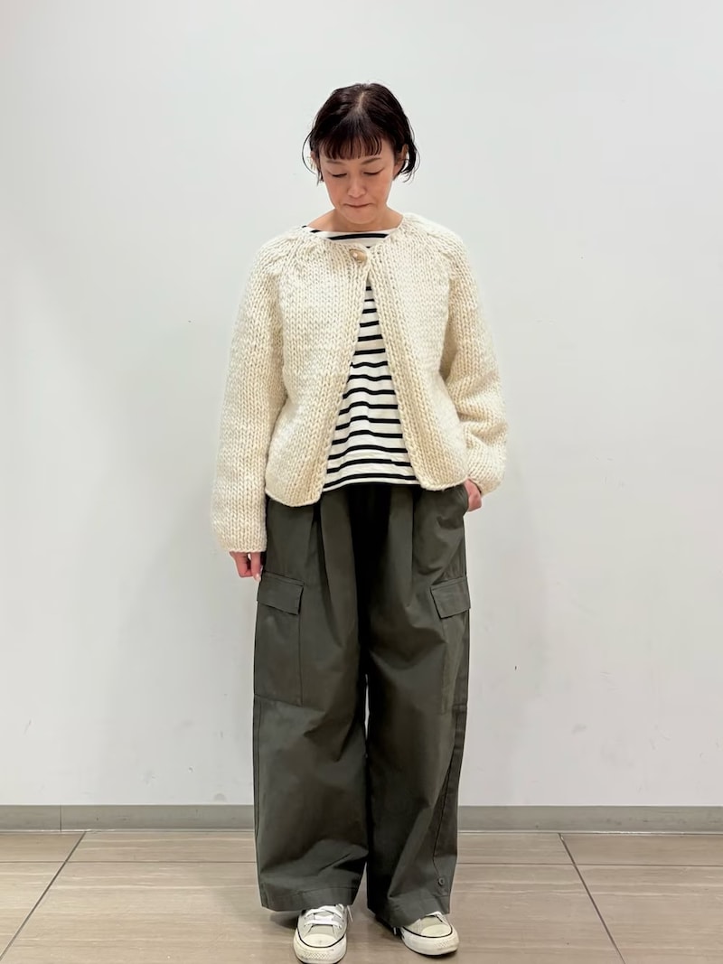 ざっくりニット＆ローテクスニーカーでナチュラルに