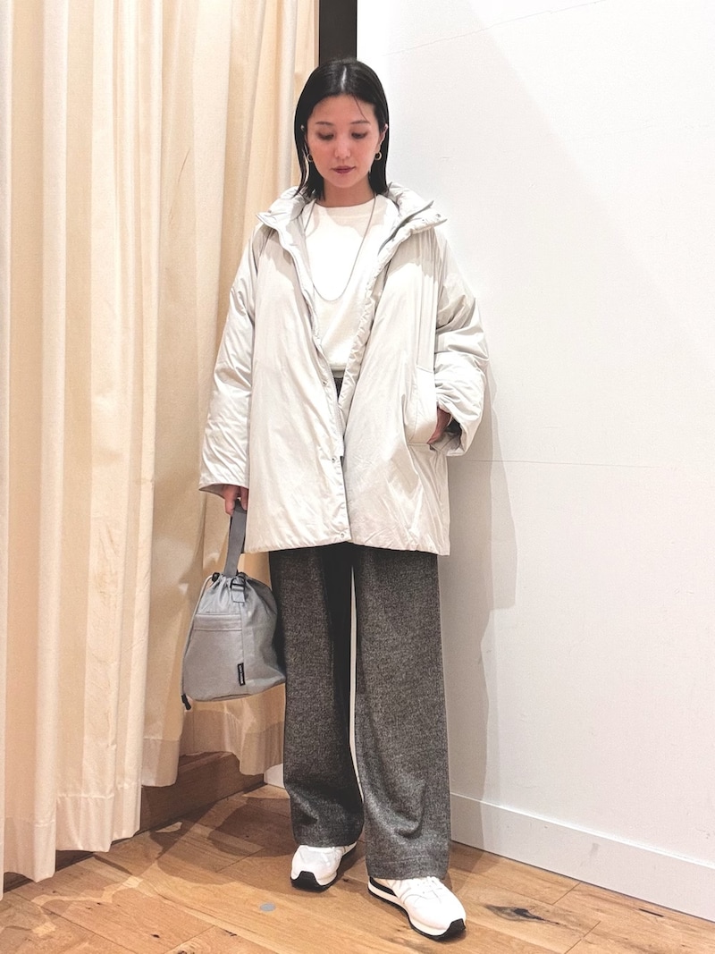 ダウンとスニーカーを白でリンクして統一感を