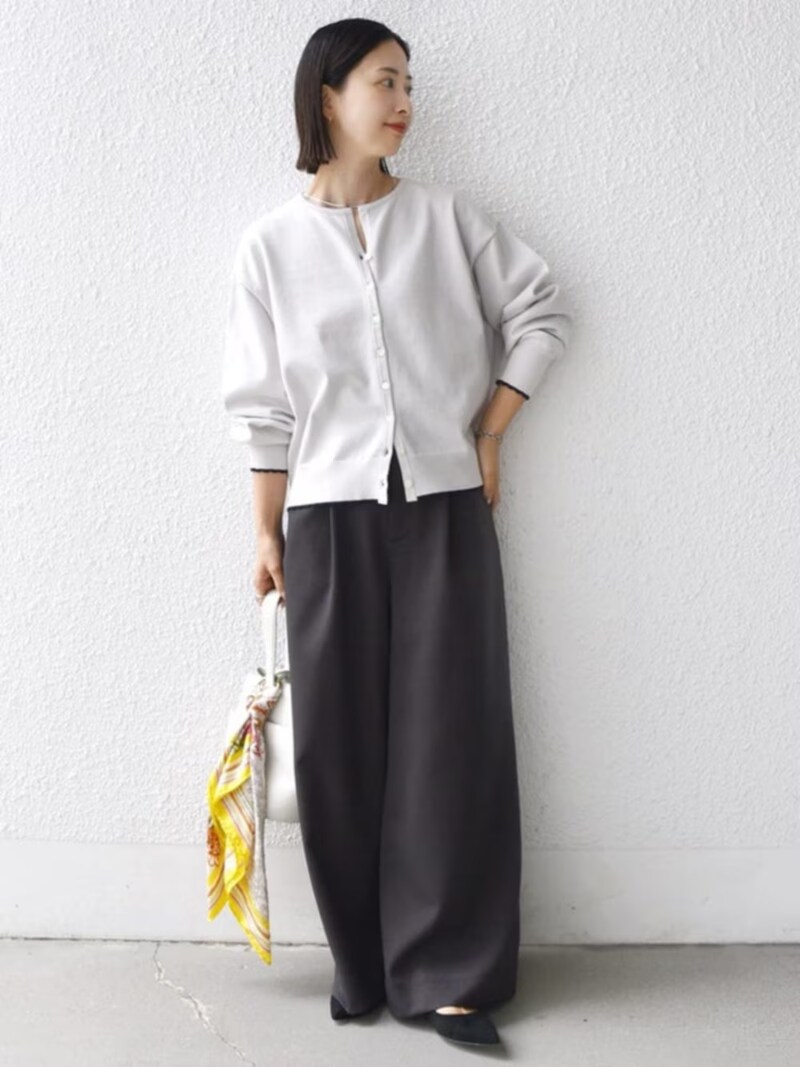 二の腕にゆとりのあるきれいめカーデが使える