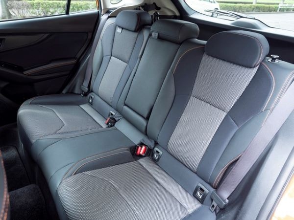 【回答A】助手席や後部シートの真ん中