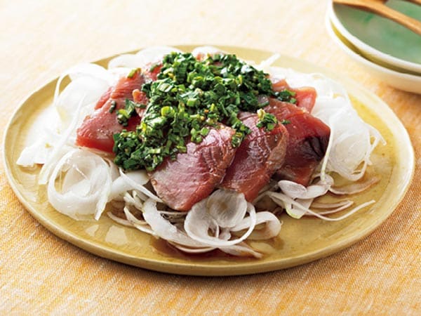【カツオと新タマネギのみそニラだれサラダ】高たんぱく・良脂質のカツオ＆旬野菜