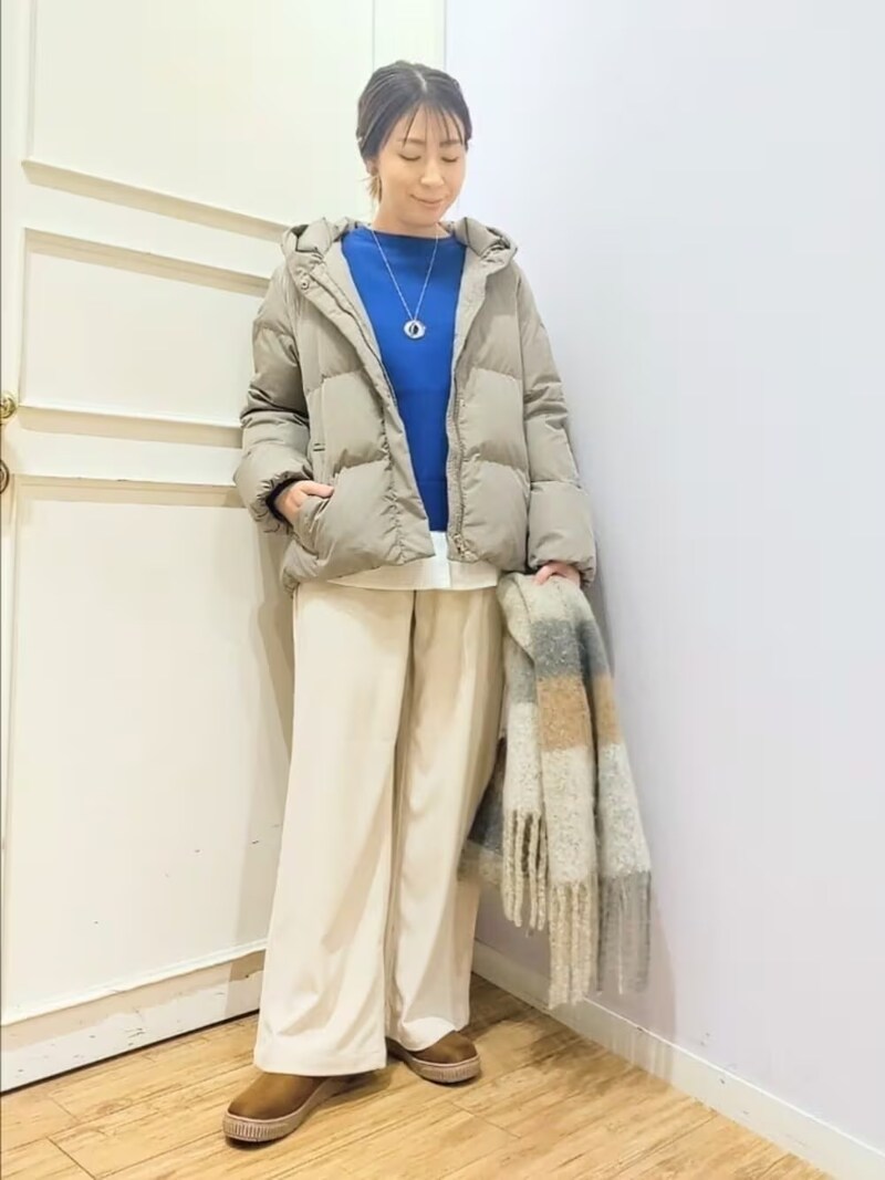 白パンツならダウンでも清潔感＆きれいめに