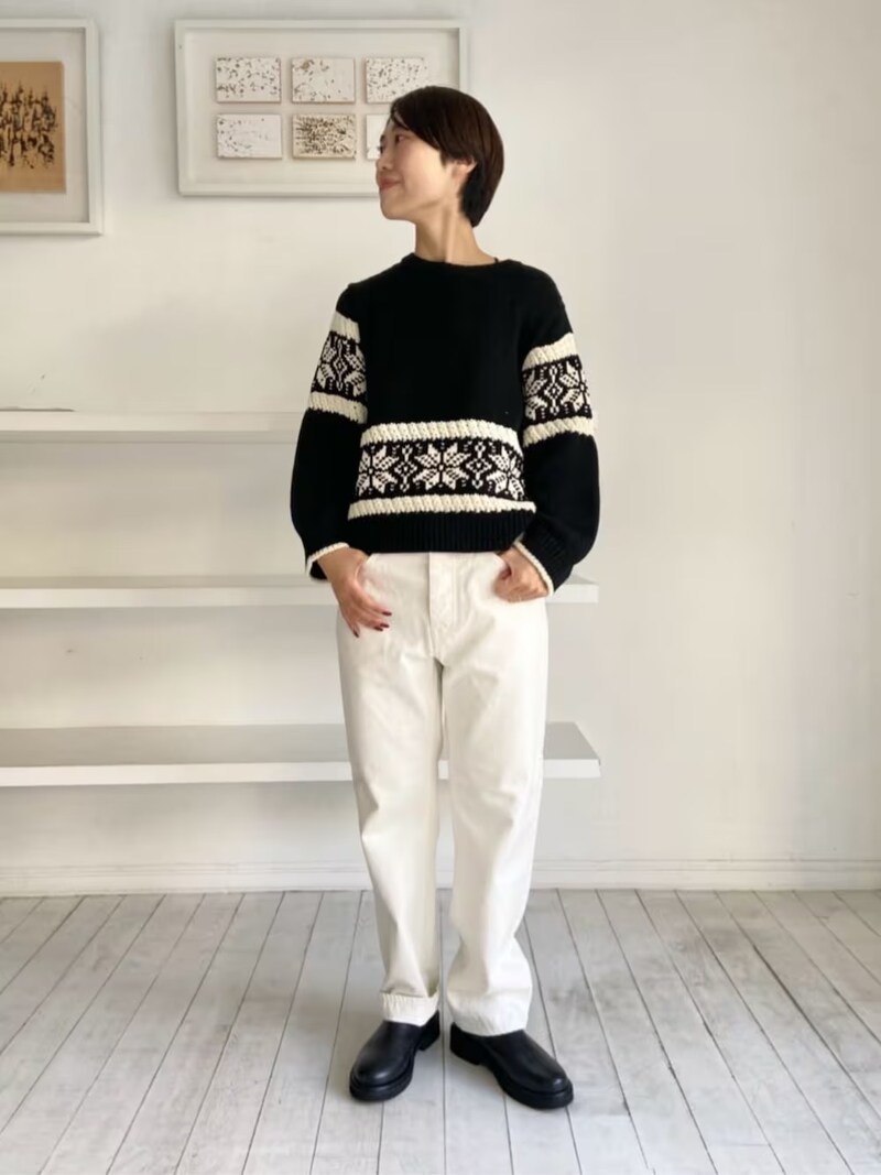 ナチュラルな雰囲気も白パンツで洗練コーデに