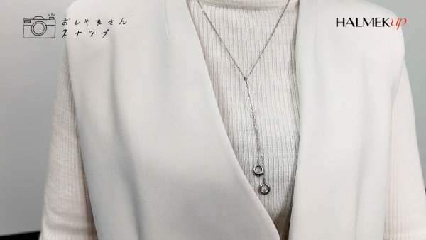 アクセサリーは1本タイプのネックレス（ラリエット）