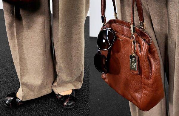 靴とバッグはコーディネートと同系色の濃いブラウンで統一