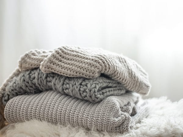 セーター、洗濯してる？何回着たら洗うべき？「汚れがつきにくくなる」小技紹介