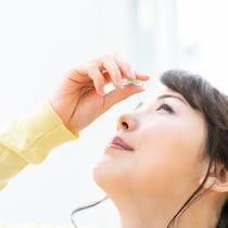 冬の乾燥でコンタクトが目に張り付く。今日からできるドライアイ対策5選