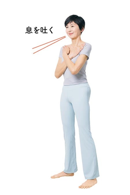 1．両足を肩幅よりも少し開いて立つ