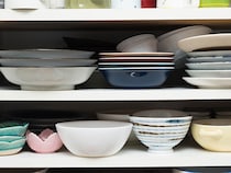 食器棚いっぱいの器、整理したけど処分できない…生活研究家の阿部さんが回答