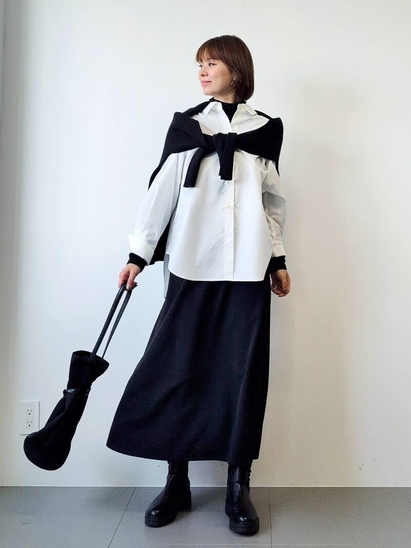 ブラックのフレアスカートは黒白配色でほっそり