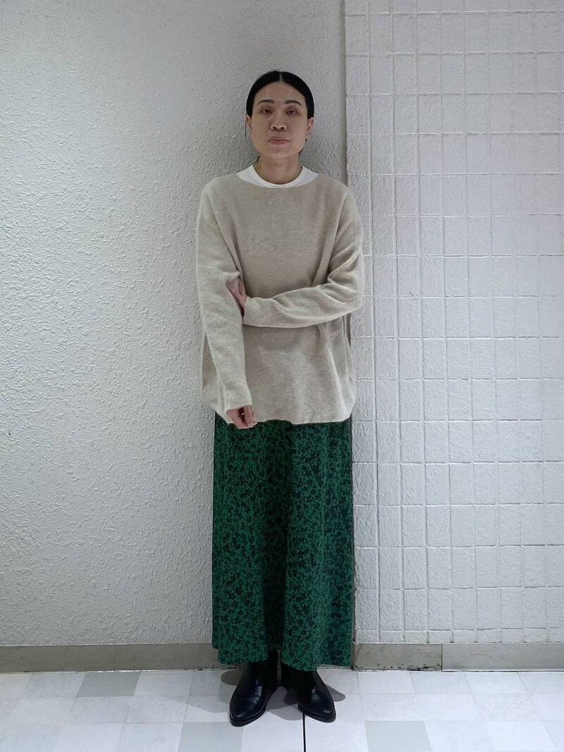 グリーンの花柄スカートを主役に