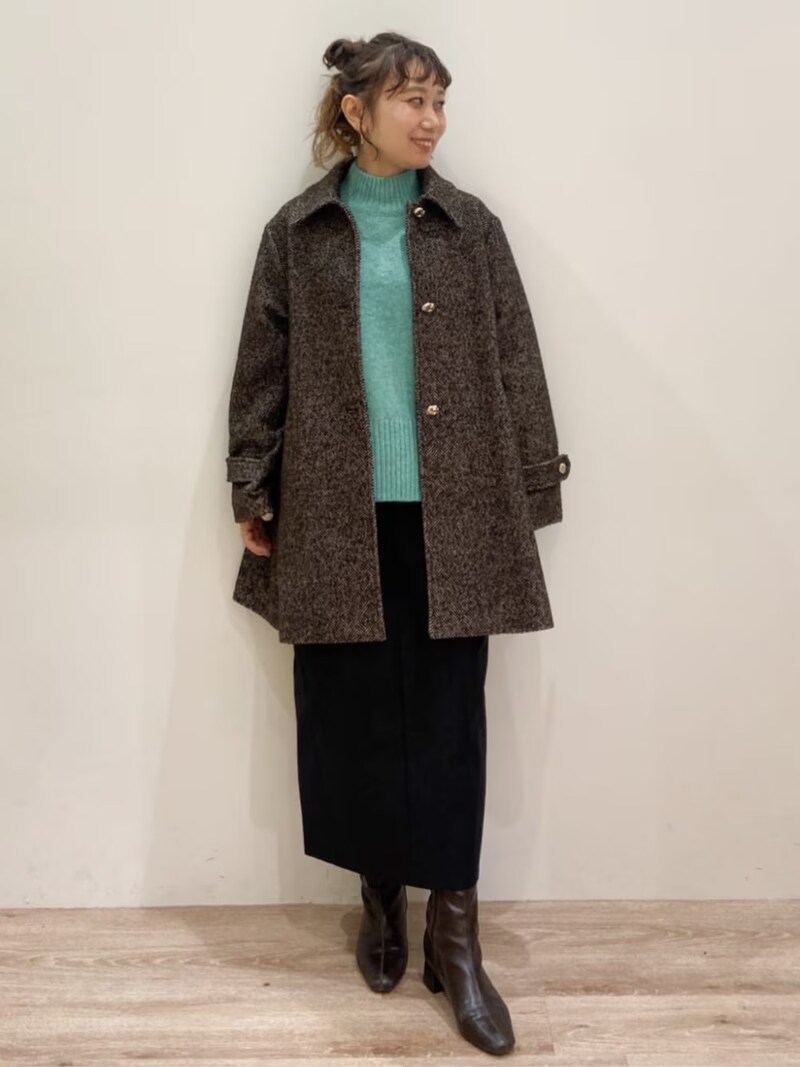 黒＆ブラウンコーデの差し色にグリーンを