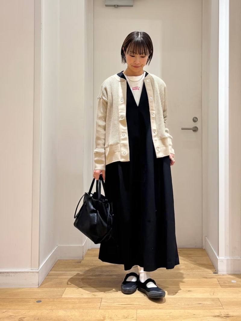 深めVネックで着まわせるジャンパースカート