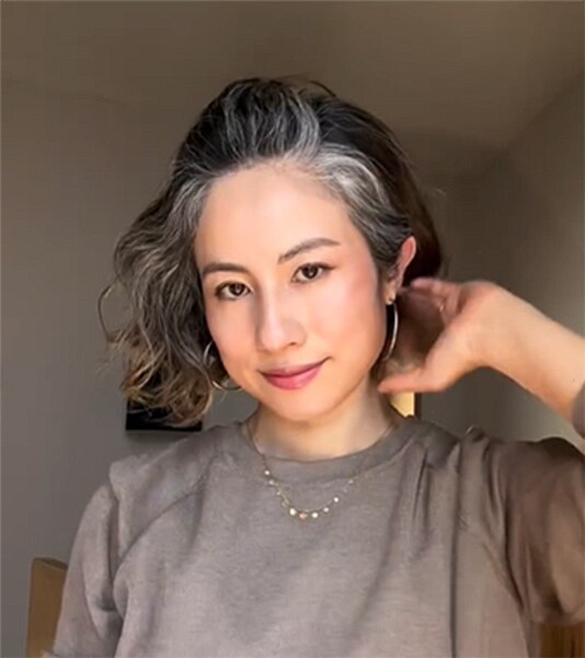 やめてみて気付いた！くせ毛とグレイヘアは「最高の相棒」