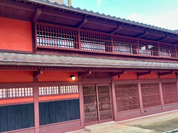 紅殻格子と「枠の内」。文化財の建物から旅が始まる