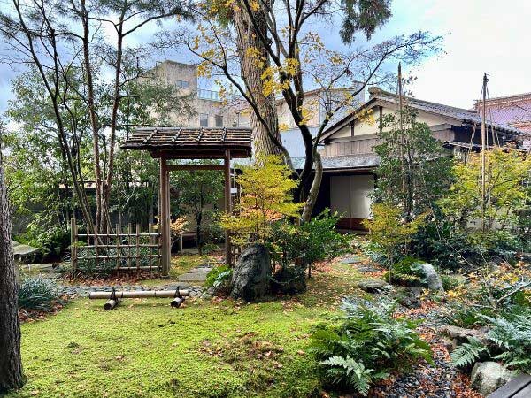 紅殻格子と「枠の内」。文化財の建物から旅が始まる