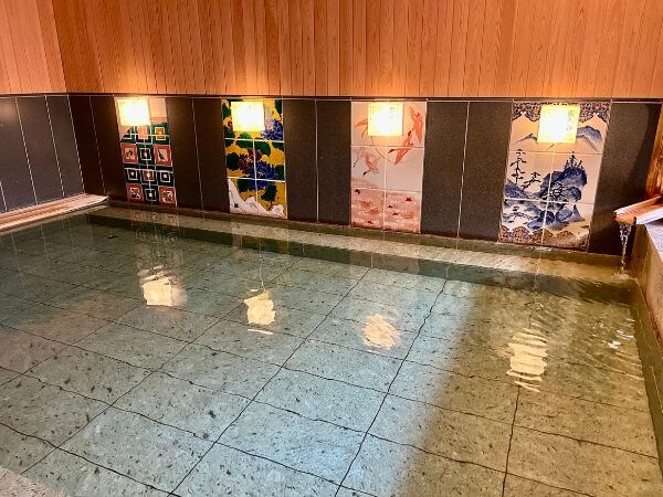 温泉は九谷焼アートに包まれる。湯上がりまで、きれいに整う