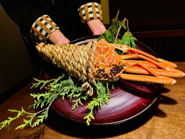 食事は「器と料理のマリアージュ」。冬は“蟹会席”が本番