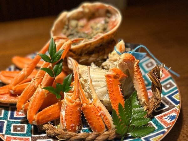 食事は「器と料理のマリアージュ」。冬は“蟹会席”が本番