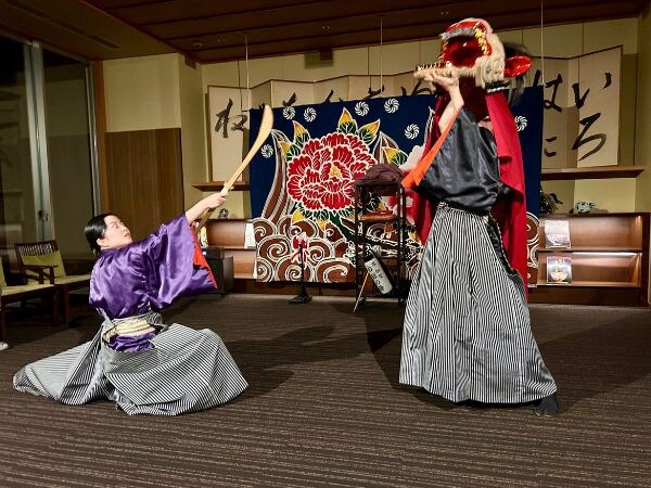 夜のハイライトは、毎夜の加賀獅子舞