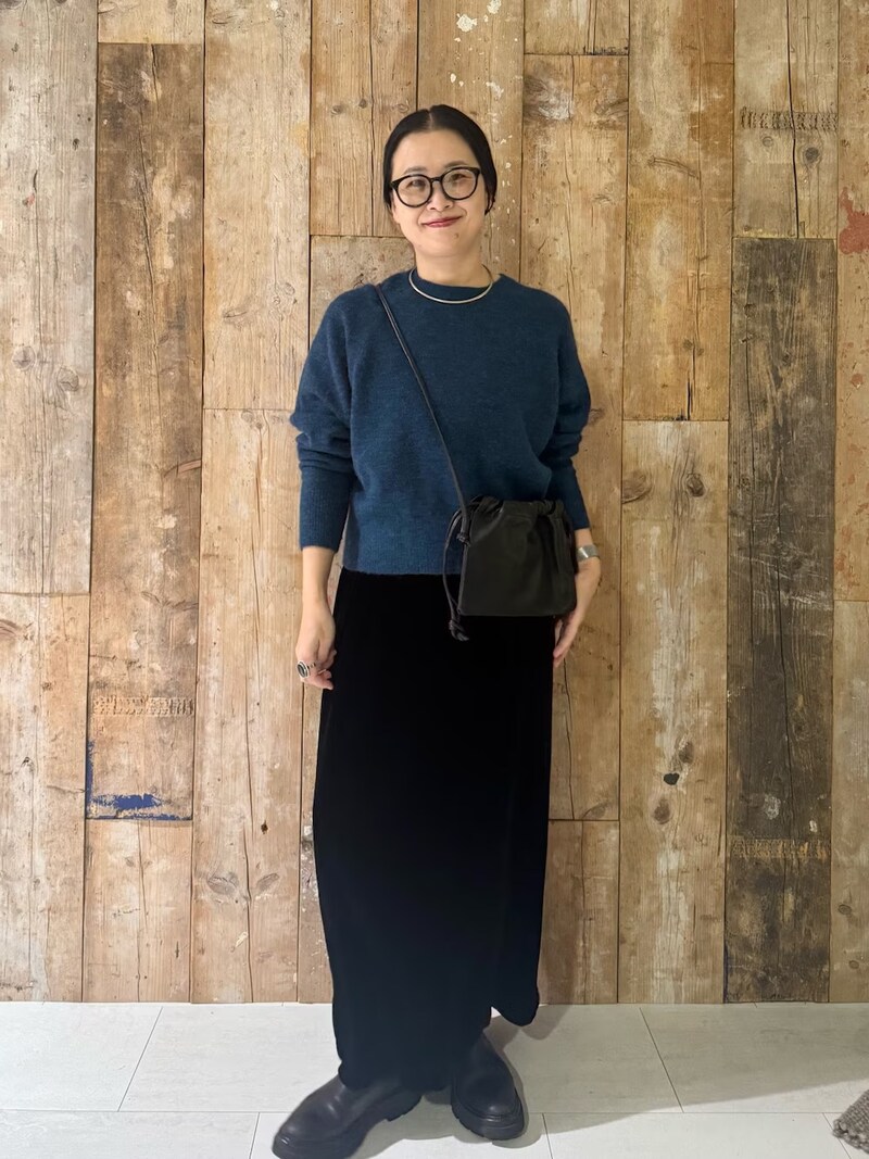 濃いブルーのアルパカニットは寒色系でまとめて